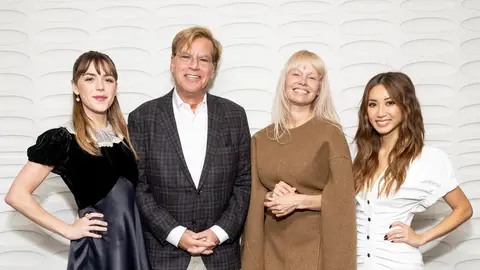 Kiernan Shipka, Aaron Sorkin, Pamela Anderson y Brenda Song Kiernan Shipka, Aaron Sorkin, Pamela Anderson y Brenda Song