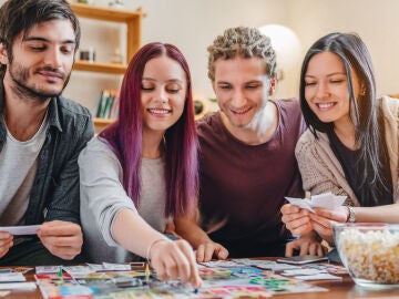 Un grupo de amigos se divierte con un juego de mesa