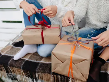 Chicas abriendo regalos Chicas abriendo regalos