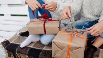 Chicas abriendo regalos