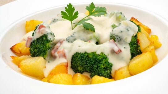 Idea para Navidad de Argui&ntilde;ano: receta sencilla y saludable de br&oacute;coli con patatas y bechamel de jam&oacute;n y queso