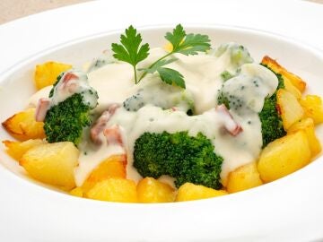 Idea para Navidad de Argui&ntilde;ano: receta sencilla y saludable de br&oacute;coli con patatas y bechamel de jam&oacute;n y queso
