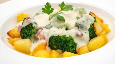 Idea para Navidad de Arguiñano: receta sencilla y saludable de brócoli con patatas y bechamel de jamón y queso