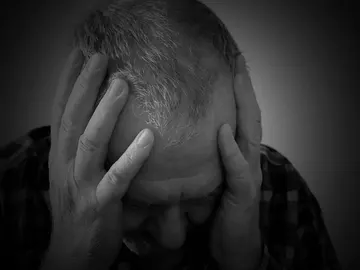 Hombre con cansancio Hombre con cansancio