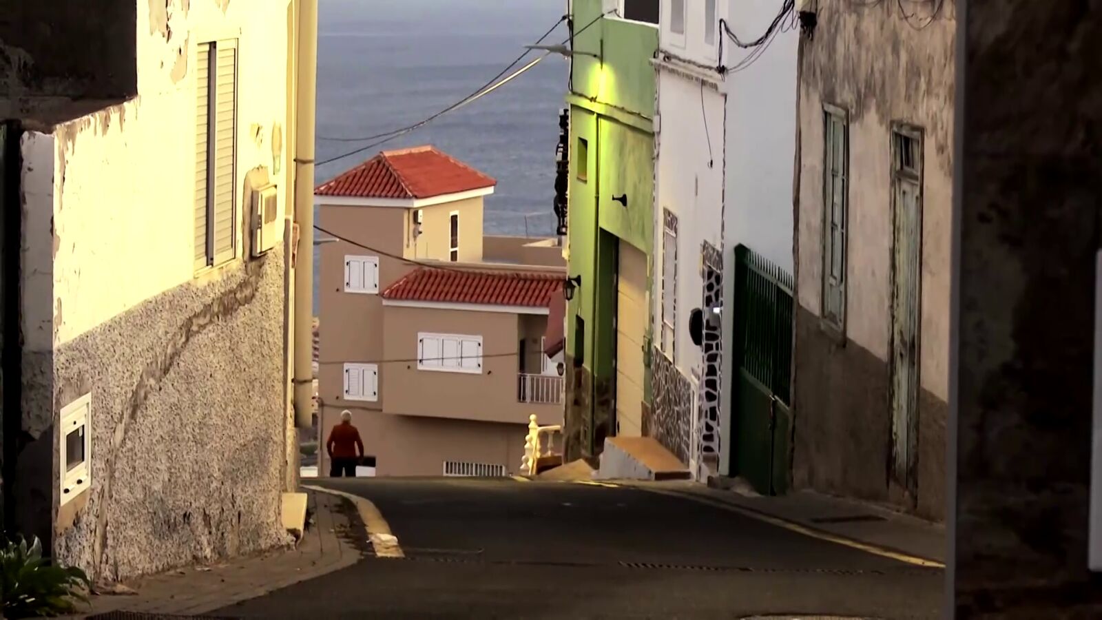 Sin ropa, solos y a punto de caer de un muro, así han encontrado a dos hermanos de muy corta edad en Tenerife