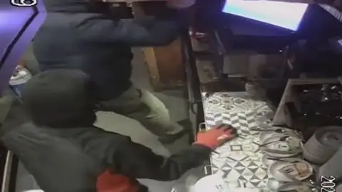 La Guardia Civil ha detenido a tres miembros de un grupo criminal que actuaba en Cantabria La Guardia Civil ha detenido a tres miembros de un grupo criminal que actuaba en Cantabria