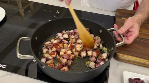 Incorpora la salsa de tomate y el caldo de pescado Incorpora la salsa de tomate y el caldo de pescado