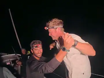 Álex Pella celebra el nuevo récord con su tripulación Álex Pella celebra el nuevo récord con su tripulación