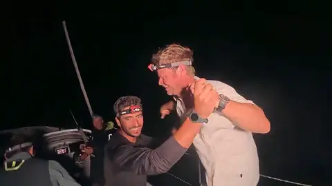 Álex Pella celebra el nuevo récord con su tripulación Álex Pella celebra el nuevo récord con su tripulación