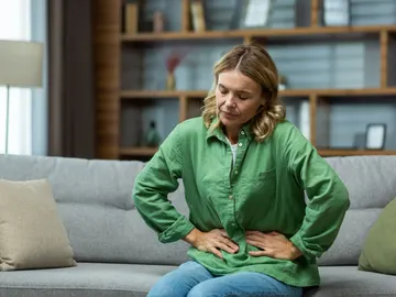 Una mujer con dolor de estómago Una mujer con dolor de estómago