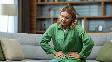 Una mujer con dolor de estómago 