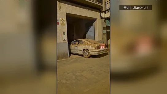 Un coche arranca tras más de 40 días en un garaje tras la DANA Un coche arranca tras más de 40 días en un garaje tras la DANA