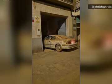 Un coche arranca tras más de 40 días en un garaje tras la DANA