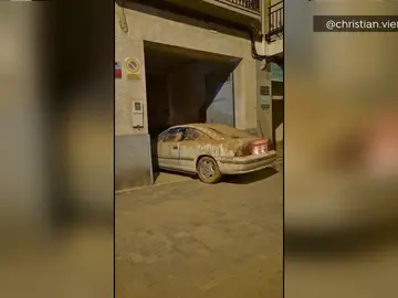 Un coche arranca tras más de 40 días en un garaje tras la DANA Un coche arranca tras más de 40 días en un garaje tras la DANA