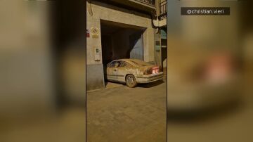 Un coche arranca tras más de 40 días en un garaje tras la DANA