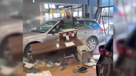  Un hombre estrella su coche contra un concesionario tras no poder devolverlo el mismo d&iacute;a de la compra