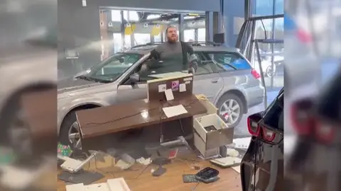 Un hombre estrella su coche contra un concesionario tras no poder devolverlo el mismo día de la compra Un hombre estrella su coche contra un concesionario tras no poder devolverlo el mismo día de la compra