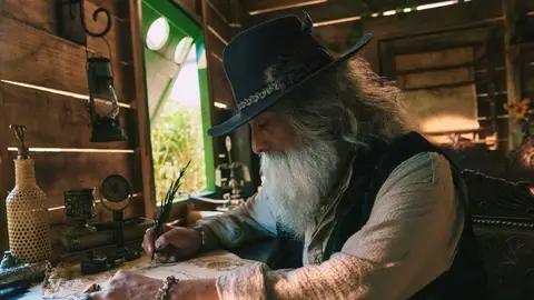 Moreno Borja como Melquiades en Cien Años de Soledad Moreno Borja como Melquiades en Cien Años de Soledad