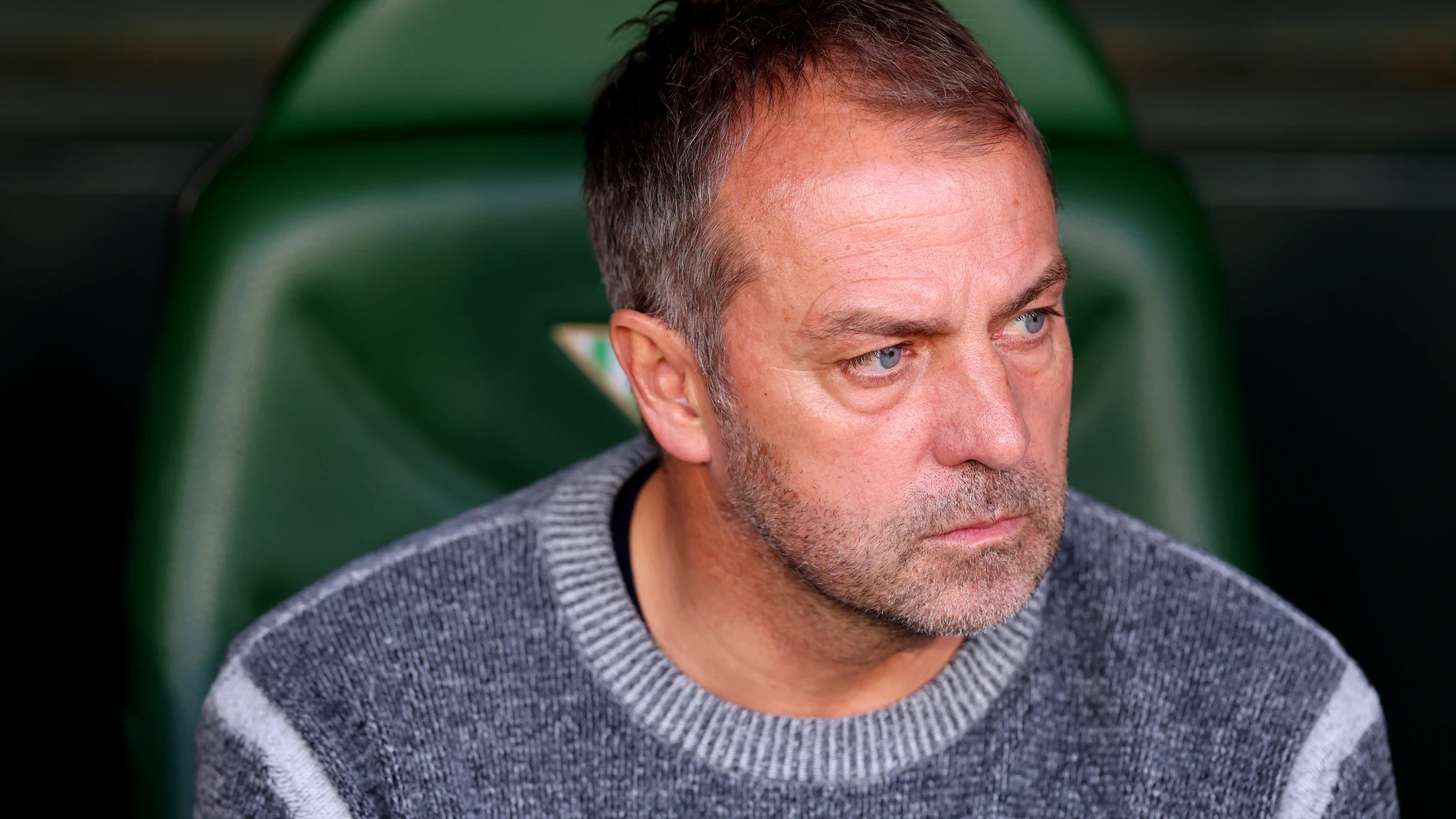 Hansi Flick en el banquillo del Villamarín Hansi Flick en el banquillo del Villamarín