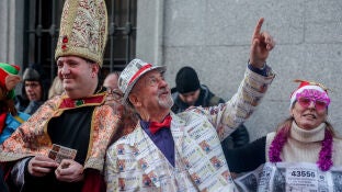 Dos hombres disfrazados para el Sorteo de Loter&iacute;a de Navidad 2023