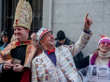 Dos hombres disfrazados para el Sorteo de Lotería de Navidad 2023