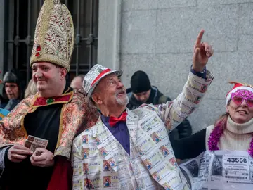 Dos hombres disfrazados para el Sorteo de Lotería de Navidad 2023 Dos hombres disfrazados para el Sorteo de Lotería de Navidad 2023