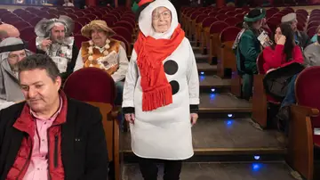 Manoli disfrazada de muñeco de nieve en el sorteo de la Lotería de Navidad 2022 Manoli disfrazada de muñeco de nieve en el sorteo de la Lotería de Navidad 2022