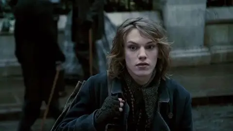 Jamie Campbell Bower fue la versión joven de Gellert Grindelwald en Harry Potter y las Reliquias de la Muerte: Parte 1 Jamie Campbell Bower fue la versión joven de Gellert Grindelwald en Harry Potter y las Reliquias de la Muerte: Parte 1