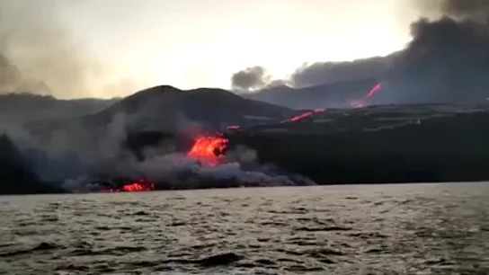 Los deltas lávicos formados por el volcán de La Palma Ya es posible navegar, detenerse y fondear junto a los deltas lávicos formados por el volcán de La Palma