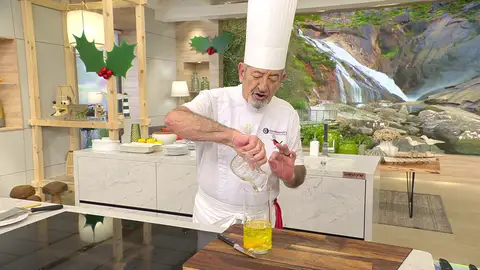 Agrega el huevo, una pizca de sal Agrega el huevo, una pizca de sal