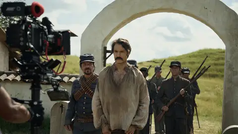 Claudio Cataño como Aureliano Buendía en Cien Años de Soledad Claudio Cataño como Aureliano Buendía en Cien Años de Soledad