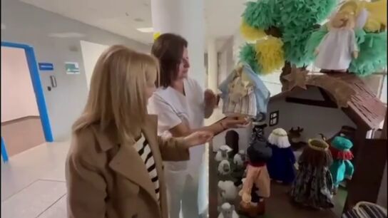 Un bel&eacute;n a base de elementos reciclados enamora a m&eacute;dicos y pacientes en un hospital de Ourense