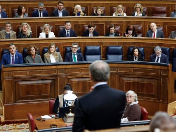 El líder del PP, Alberto Núñez Feijóo, durante su intervención en la sesión control al Gobierno