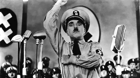 Charles Chaplin en El gran dictador Charles Chaplin en El gran dictador