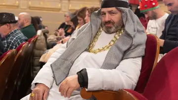 Hombre disfrazado de jeque árabe en el Sorteo de la Lotería de Navidad 2022 Hombre disfrazado de jeque árabe en el Sorteo de la Lotería de Navidad 2022