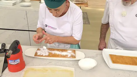 Carameliza la superficie utilizando un soplete de cocina y resérvala Carameliza la superficie utilizando un soplete de cocina y resérvala