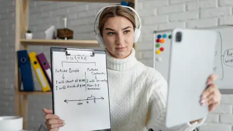 Una chica estudiando Una chica estudiando