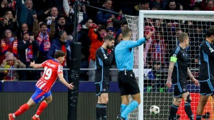 Juli&aacute;n Alvar&eacute;z celebra su gol ante el Slovan Bratislava