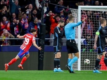 Julián Alvaréz celebra su gol ante el Slovan Bratislava