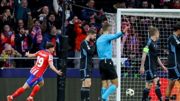 Julián Alvaréz celebra su gol ante el Slovan Bratislava