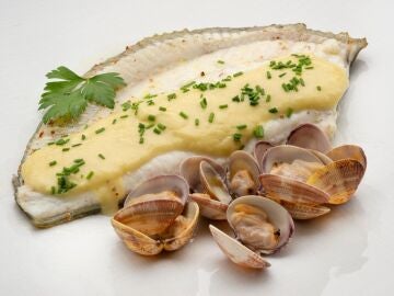 Rodaballo con almejas y emulsi&oacute;n de ajo, de Karlos Argui&ntilde;ano: un recet&oacute;n de lujo para d&iacute;as de fiesta