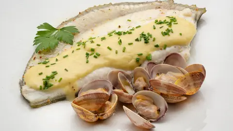 Rodaballo con almejas y emulsión de ajo, de Karlos Arguiñano: un recetón de lujo para días de fiesta Rodaballo con almejas y emulsión de ajo, de Karlos Arguiñano: un recetón de lujo para días de fiesta