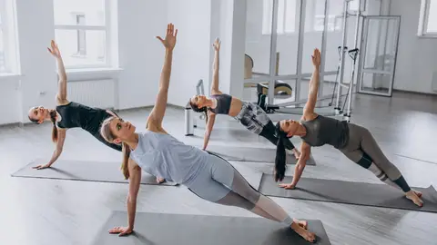 Una clase de yoga Una clase de yoga