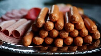 Alerta alimentaria: ordenan retirar unas salchichas en España por la presencia de huesos de aceitunas