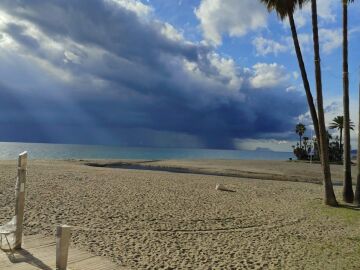 Tormenta aproximándose a Gibraltar. Vista desde la playa de Estepona en Málaga.
