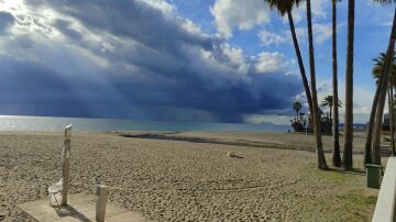 Tormenta aproximándose a Gibraltar. Vista desde la playa de Estepona en Málaga.