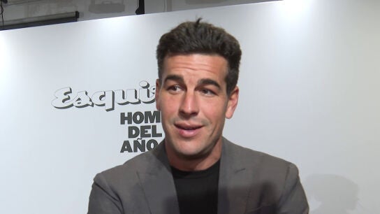 Mario Casas haciendo declaraciones a la prensa