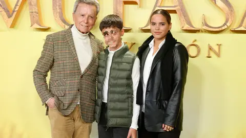 José Ortega Cano con sus hijos José María y Gloria Camila José Ortega Cano con sus hijos José María y Gloria Camila