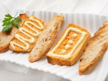 Pastel de pimiento con tostadas