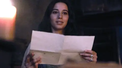 Lucía descubre el secreto de Lucrecia: “La humanidad merece conocer la historia de las mujeres contada por propia voz” Lucía descubre el secreto de Lucrecia: “La humanidad merece conocer la historia de las mujeres contada por propia voz”